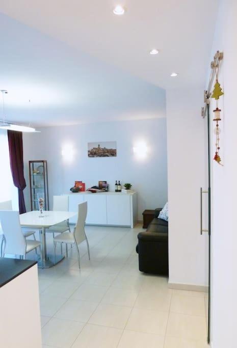 Modern & Strategic Apartment Siena Exterior foto